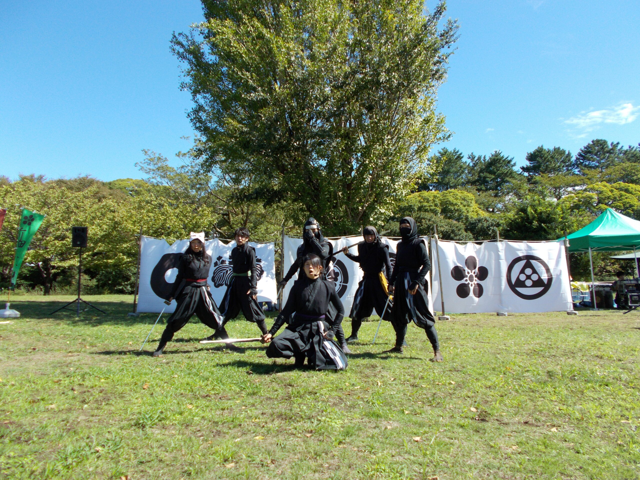 Pomnik samuraja Hattori Hanzō i postacie ninja