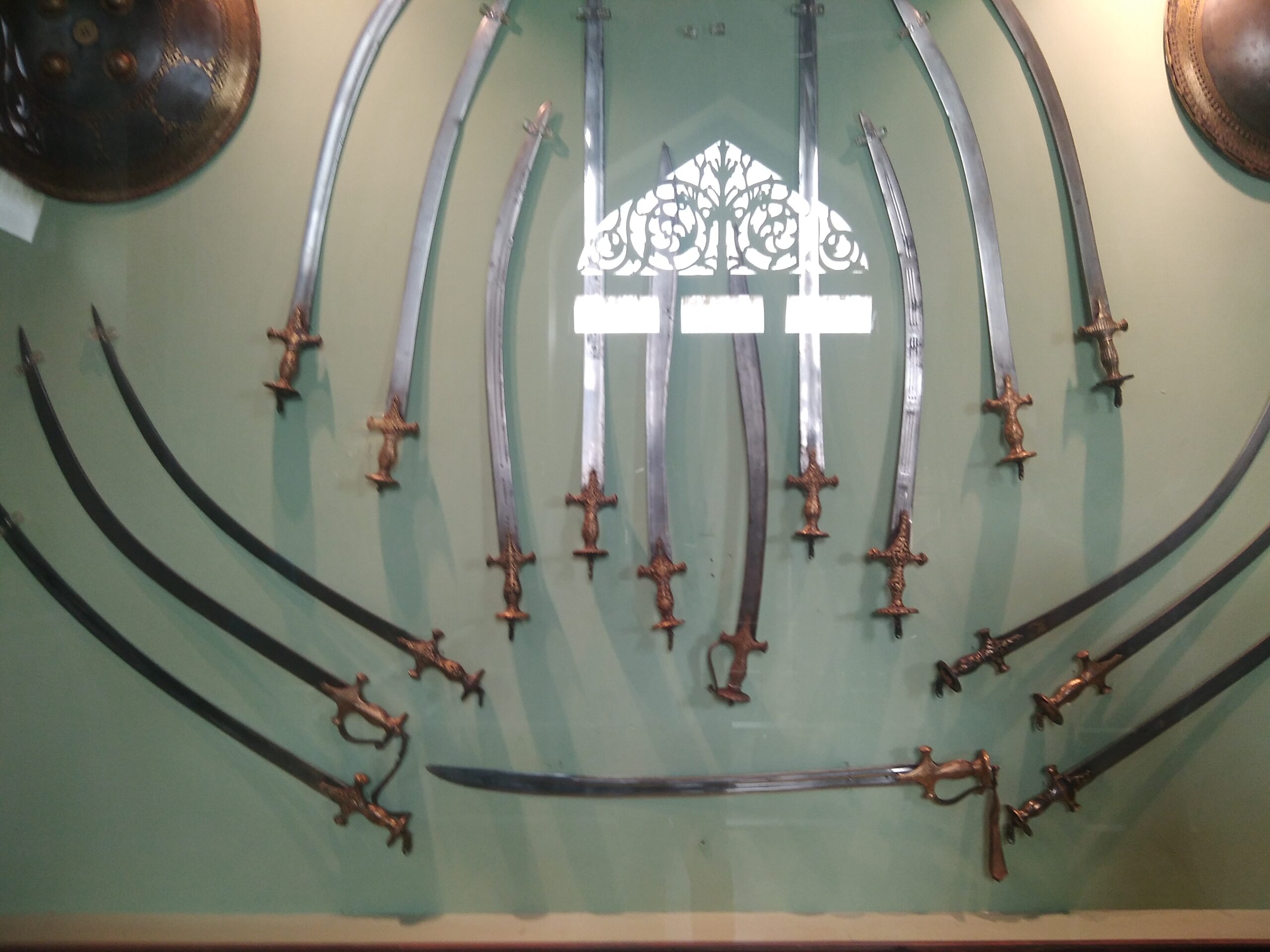 Kolekcja muzealna pokazująca różne rodzaje mieczy w historii